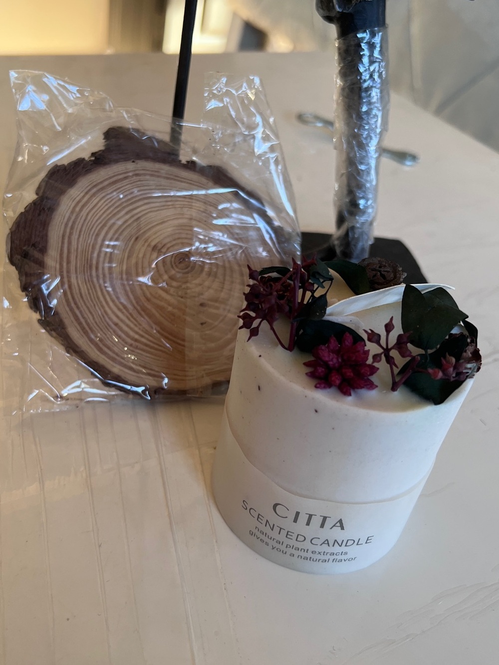 New! Citta White Scented Candle with Dried Floral Top